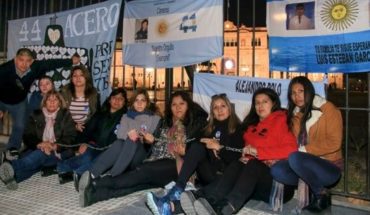 ARA San Juan: Familiares se encadenaron en Plaza de Mayo para reclamar la búsqueda