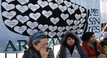 Argentina: familias de submarinistas protestan encadenadas