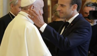 El papa y Macron hablan de los migrantes