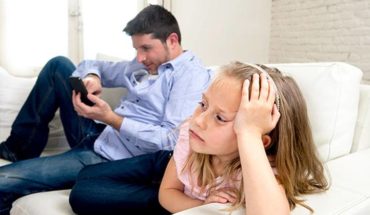 71% de los chilenos piensa que el uso de celular repercute negativamente en la relación con sus hijos