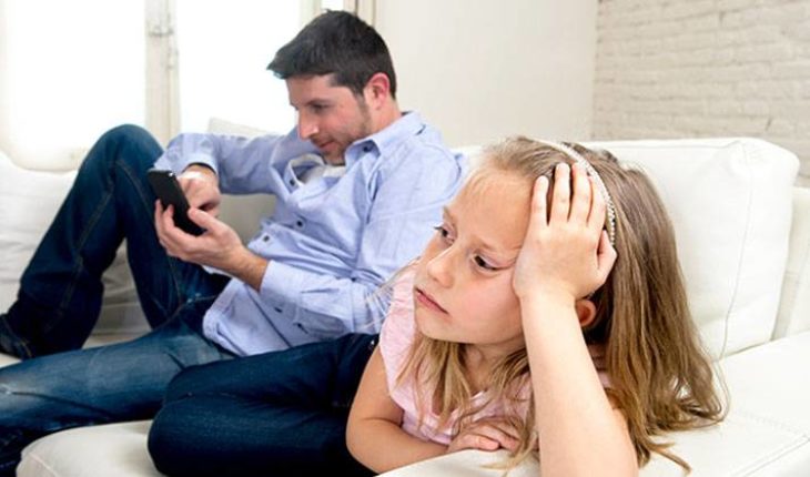 71% de los chilenos piensa que el uso de celular repercute negativamente en la relación con sus hijos