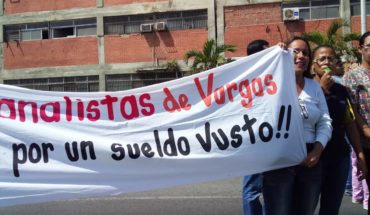 #Ahora | Gremios de la salud protestan a las afueras de La Sanidad, en La Guaira, para exigir mejoras salariales.

#Varg…