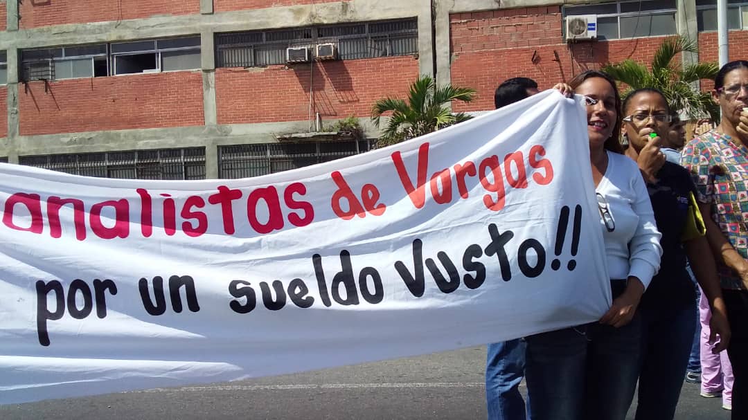 #Ahora | Gremios de la salud protestan a las afueras de La Sanidad, en La Guaira, para exigir mejoras salariales. #Varg...