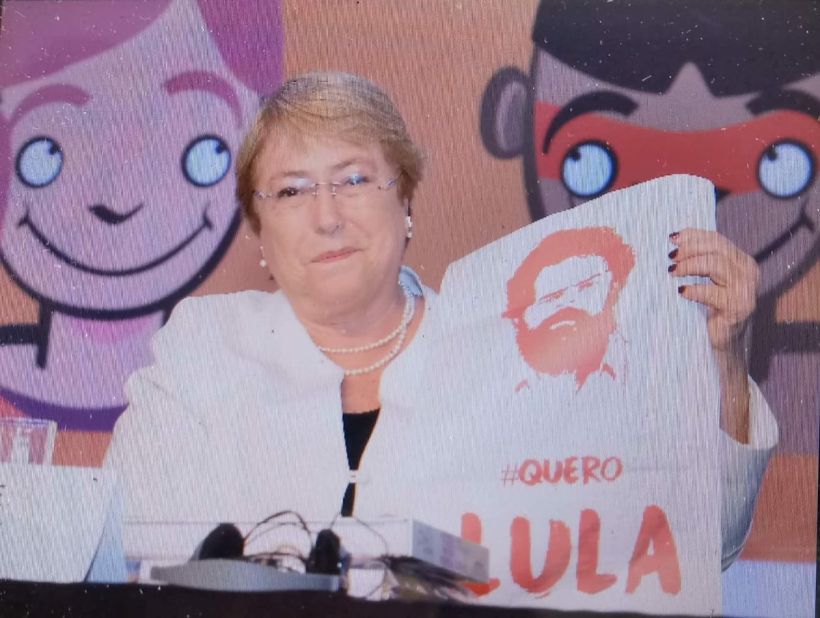 Bachelet posó con polera en apoyo a Lula en Río de Janeiro