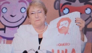 Bachelet posó con polera en apoyo a Lula en Río de Janeiro