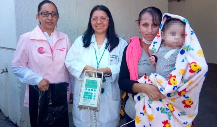 Bebé que vivió un año y medio en el hospital va a casa por primera vez