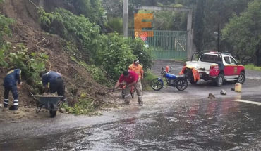 Bomberos Zitácuaro auxilian en deslave y en dos accidentes viales