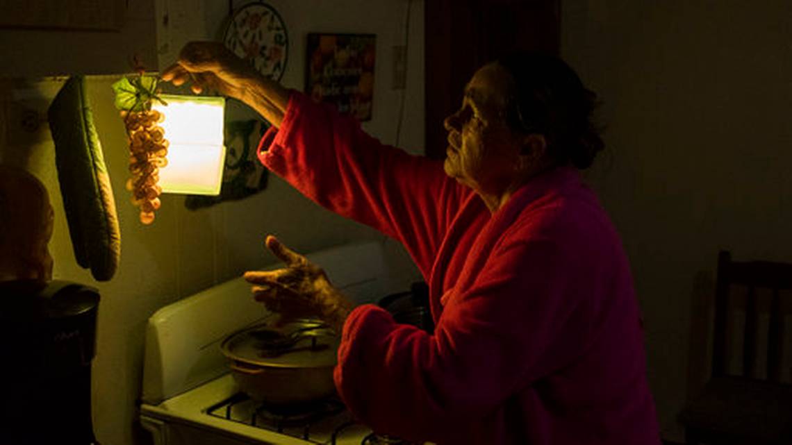 Boricuas celebran el regreso de la electricidad con recelo #PuertoRico ...