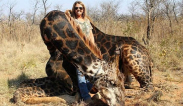 Cazadora mata a “jirafa negra”; fotografías provocan indignación en redes sociales