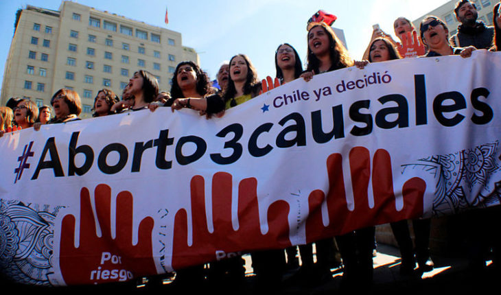 Chilenos estarían divididos en aprobación y rechazo a objeción de conciencia