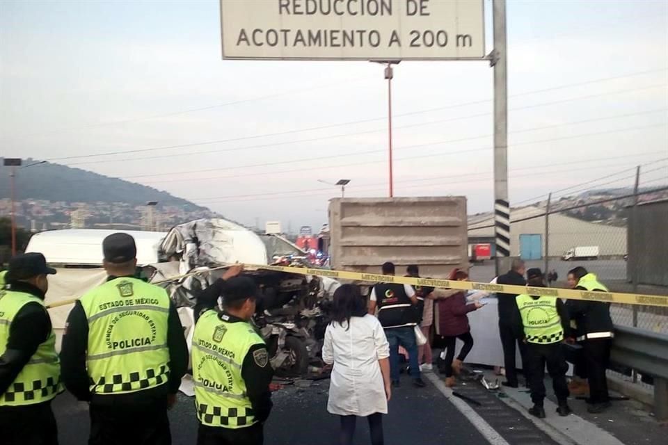 Choque en la México-Pachuca deja al menos 12 muertos