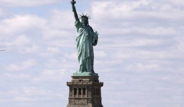 Concluye protesta de mujer que trepó Estatua de la Libertad