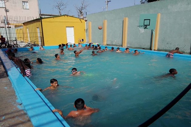 #Cuba A refrescar en las piscinas sagüeras vía @RadioSagua...