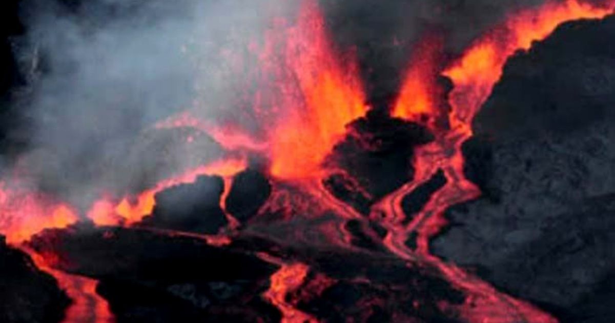 El momento exacto en el que la lava cae sobre barco en Hawái