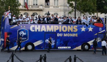 Francia: miles de personas recibieron al campeón del mundo en París