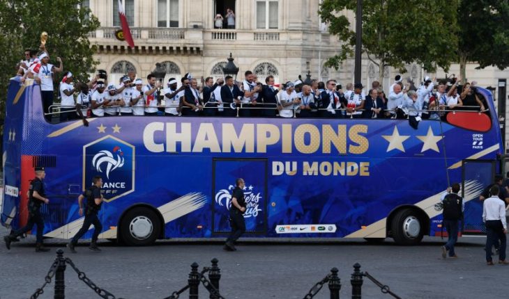 Francia: miles de personas recibieron al campeón del mundo en París
