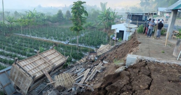 Fuerte sismo de magnitud 6,4 en Indonesia deja al menos 14 muertos