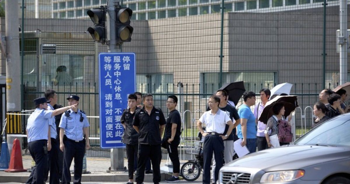 Hombre detona bomba casera ante embajada de EEUU en Beijing