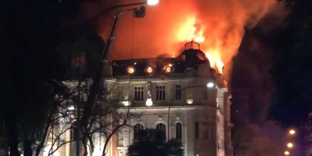 Impresionante incendio en el Banco Nación de Bahía Blanca