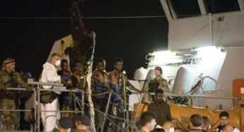 Italia deja desembarcar a migrantes tras plan de reubicación