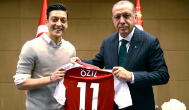 La Federación alemana rechazó las acusaciones de racismo de Özil
