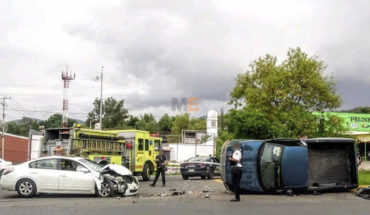 Luego de ser impactada por automóvil, camioneta vuelca en la carretera Morelia-Pátzcuaro