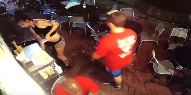 Moza golpeó a hombre que la manoseó y todo quedó registrado en video