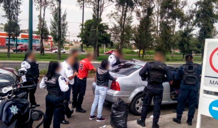 Pareja es arrestada en Morelia por posesión de droga y auto robado