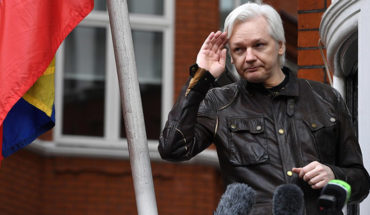 Presidente de Ecuador negocia salida de Assange de embajada