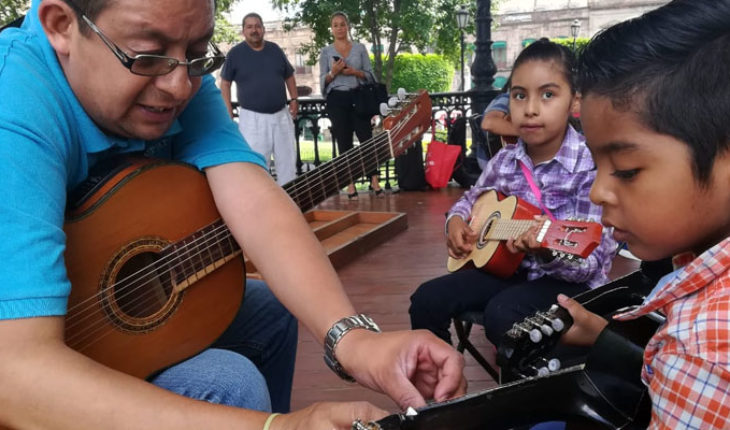 Secretaría de Turismo de Morelia ofrece taller gratuito de guitarra en Plaza de Arma