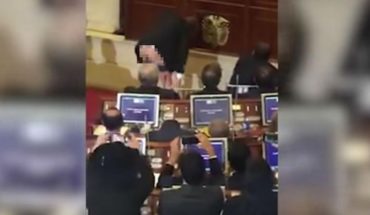Senador muestra el trasero en pleno Congreso y ante las cámaras