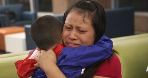 Separación de familias en la frontera de EE.UU. y México: el gobierno de Donald Trump dice que más de 1.800 menores están ya con sus padres