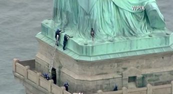 Una mujer se trepó a la Estatua de la Libertad para reclamar contra Trump