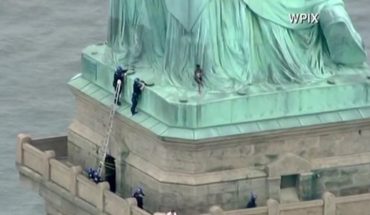 Una mujer se trepó a la Estatua de la Libertad para reclamar contra Trump