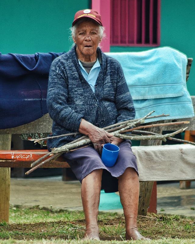 Vecinos de Arví . . #nikon #idpaisa #IDColombia #Colombia #people #gente #LetsGuide #granny #abuela #300mm #travel ...