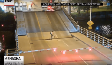 Video: cae ciclista de puente levadizo y vive de milagro