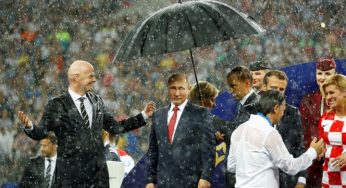 Vladimir Putin, el único que libró la lluvia en la premiación del Mundial de Rusia