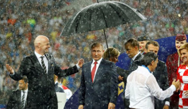 Vladimir Putin, el único que libró la lluvia en la premiación del Mundial de Rusia