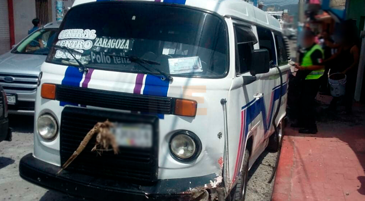 Vuelca combi en el centro de Zitácuaro, tres pasajeros resultaron heridos