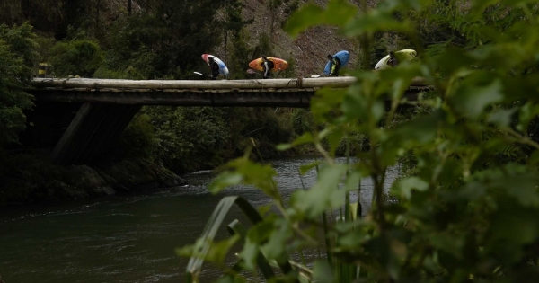 “La otra Cordillera”: el filme de kayakistas que denuncia cómo el modelo forestal destruyó el sur de Chile