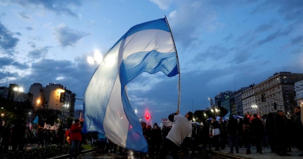 Análisis: El gobierno argentino cometió errores graves, pero no hay riesgo de repetir la crisis de 2001