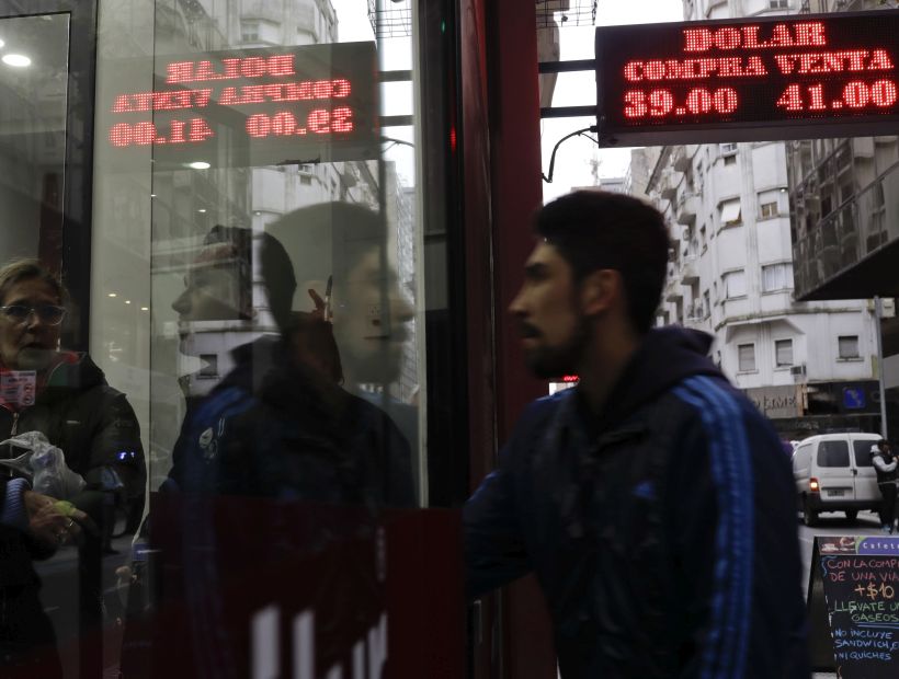 Argentina: peso cae en medio de creciente desconfianza