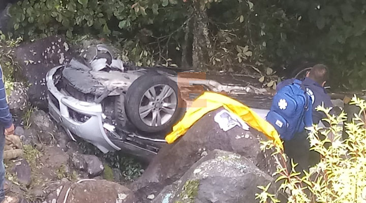 Auto desbarranca, hay una mujer muerta y dos heridas en la carretera Pátzcuaro-Uruapan