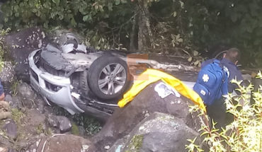 Auto desbarranca, hay una mujer muerta y dos heridas en la carretera Pátzcuaro-Uruapan