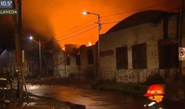 Brutal incendio en una fábrica papelera de Avellaneda