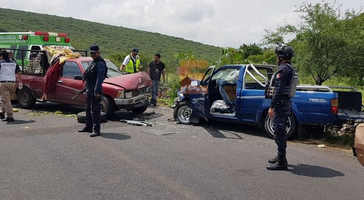Cuatro lesionados deja fuerte choque de camionetas en Chavinda, Michoacán