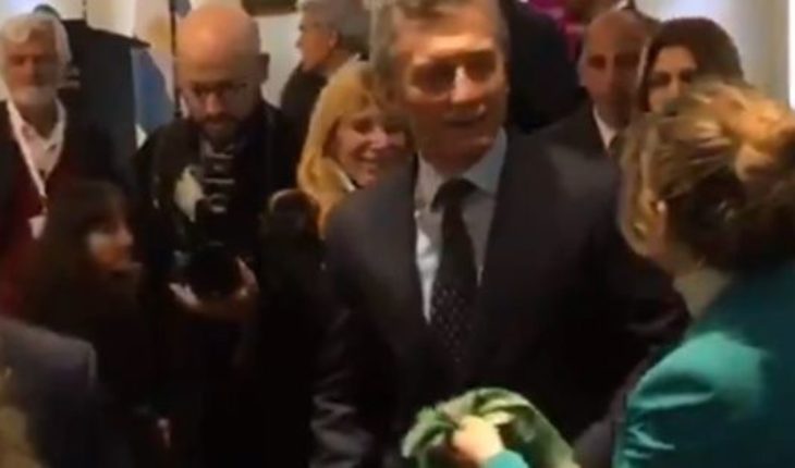 Después de una muerte por un aborto clandestino, le entregan un pañuelo verde a Macri