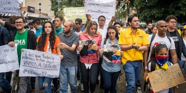 El dolor de una madre al despedir a su última hija de Venezuela