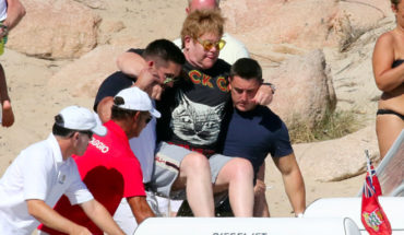 Elton John es llevado en brazos por sus guardias para no mojarse los pies