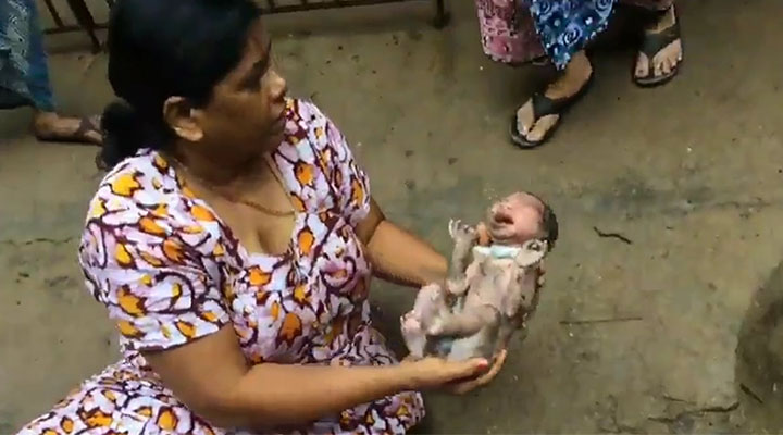En India, mujer rescata a bebé recién nacido abandonado en un desagüe